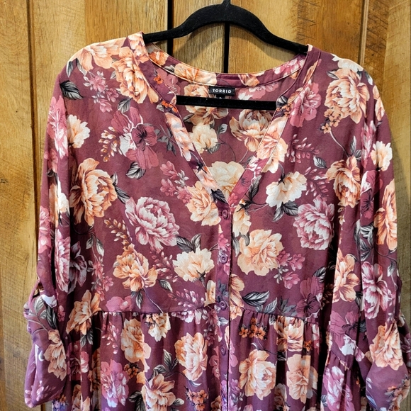 πΈβ¨ Torrid Sheer High-Low Tunic - Size 3X - Purple & Pink Floral, Bohemian Style - Picture 2 of 4
